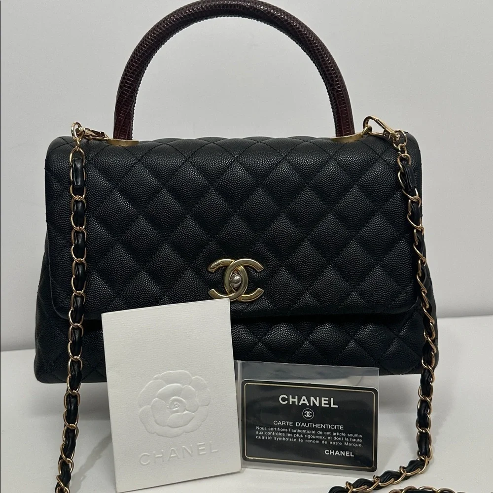💯Authentic Chanel Black Quilted Shoulder Bag with Gold Accents🍀